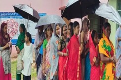 सेंधवा: बारिश पर भारी पड़ा वोटरों का उत्साह, भीगकर मतदान करने पहुंचे लोग सेंधवा: बारिश पर भारी पड़ा वोटरों का उत्साह, भीगकर मतदान करने पहुंचे लोग