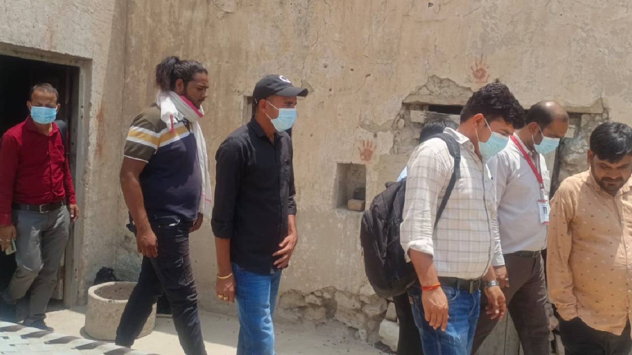 NDTV की खबर का असर, 12 साल बाद बेड़ियों से आजाद होंगे दोनों भाई, गांव पहुंची अधिकारियों की टीम