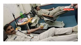 इंसानियत ! फायरिंग में शख्स हुआ घायल तो पुलिसवालों ने खून देकर बचाई जान