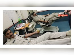 इंसानियत ! फायरिंग में शख्स हुआ घायल तो पुलिसवालों ने खून देकर बचाई जान
