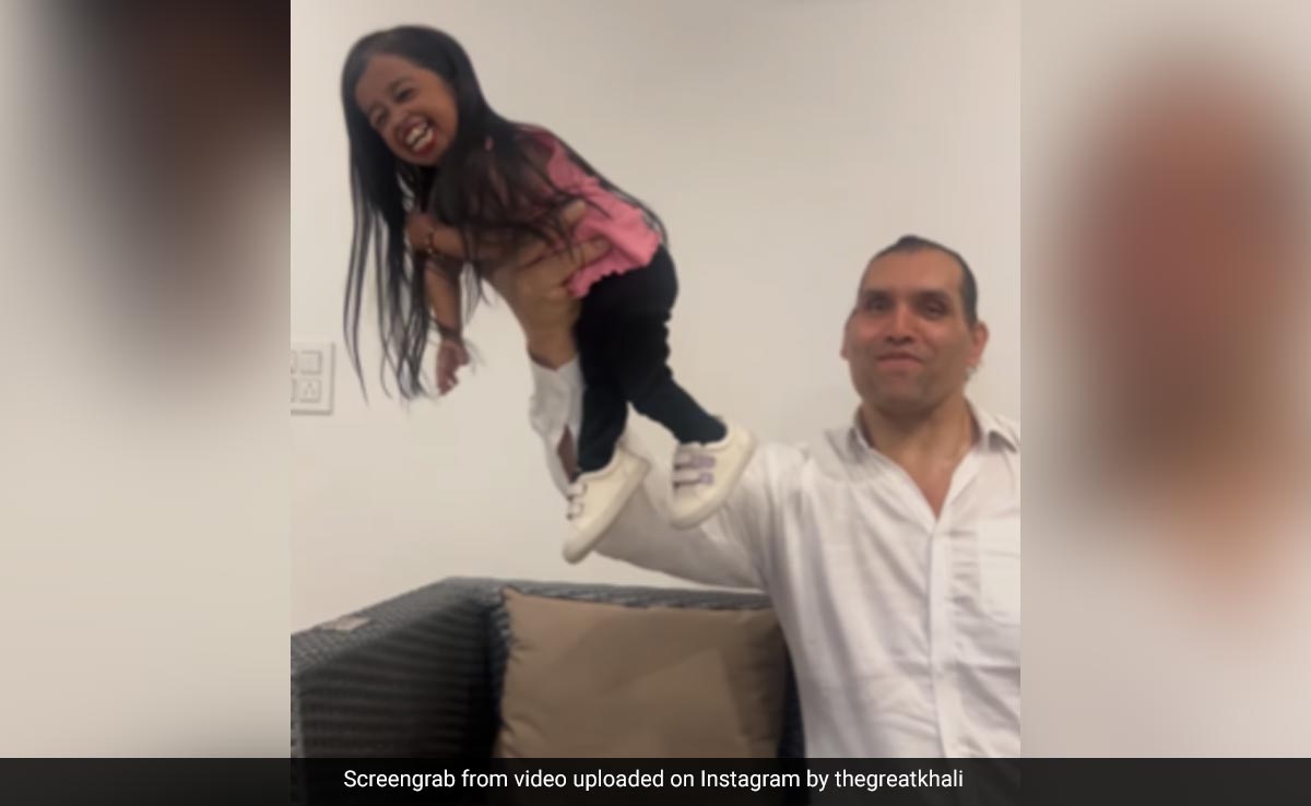 Video: The Great Khali Lifts World's Shortest Woman, Internet Reacts
