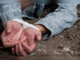 राजस्थान में दलित युवक के साथ बर्बरता का वीडियो वायरल, बेहरमी से पिटाई के बाद बाल काटे-पेशाब पिलाया और गुप्तांग... राजस्थान में दलित युवक के साथ बर्बरता का वीडियो वायरल, बेहरमी से पिटाई के बाद बाल काटे-पेशाब पिलाया और गुप्तांग...