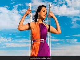 Preity Zinta Is "On Top Of The World" In A Dual Toned Gown That's High On Colour Blocking Preity Zinta Is "On Top Of The World" In A Dual Toned Gown That's High On Colour Blocking