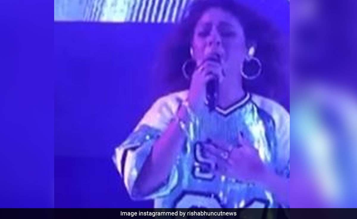Sunidhi Chauhan Reacts After Concert-Goer Throws Bottle At Her: "Show <i>Ruk Jayega</i>"