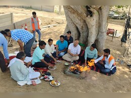 एक्सीडेंट रोकने के लिए दिल्ली-मुंबई एक्सप्रेस-वे पर किया हवन, पूजा के बाद कार पलटी और सभी सुरक्षित एक्सीडेंट रोकने के लिए दिल्ली-मुंबई एक्सप्रेस-वे पर किया हवन, पूजा के बाद कार पलटी और सभी सुरक्षित