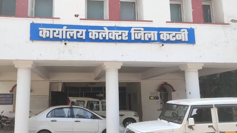 MP में दलित युवक की पिटाई, चेहरे पर पेशाब करने का आरोप, चार आरोपियों पर SC/ST एक्ट के तहत मामला दर्ज MP में दलित युवक की पिटाई, चेहरे पर पेशाब करने का आरोप, चार आरोपियों पर SC/ST एक्ट के तहत मामला दर्ज