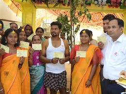 शादी के मंडप में चुनावी पर्ची बांटने पहुंचे कलेक्टर, दूल्हा-दुल्हन से की वोट डालने की अपील शादी के मंडप में चुनावी पर्ची बांटने पहुंचे कलेक्टर, दूल्हा-दुल्हन से की वोट डालने की अपील