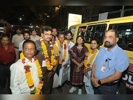 ग्वालियर : मतदान के बाद&nbsp;लौटे कर्मचारी, कलेक्टर ने फूल-मालाओं से किया स्वागत&nbsp;