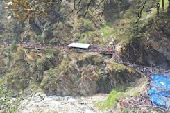 Video: Massive Rush In Yamunotri As Devotees Wait For Hours On Hillside Path Video: Massive Rush In Yamunotri As Devotees Wait For Hours On Hillside Path