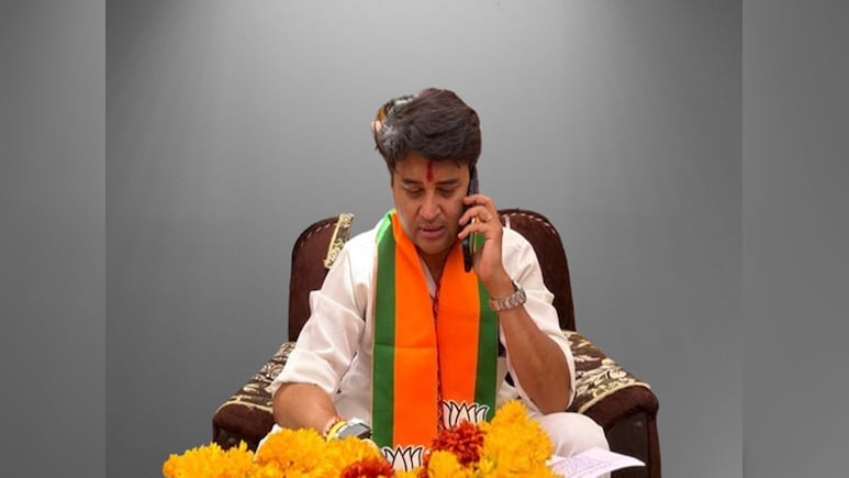 MP Flood News: 'किसान परेशानी में होता है, तो बीमा कंपनी पक्षी की तरह उड़ जाती है',  सिंधिया ने कलेक्टर को दिए ये निर्देश