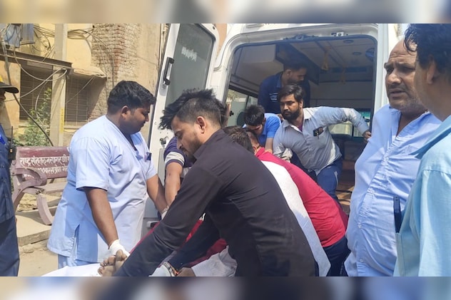 घायलों को अस्तपाल ले जाते लोग. घायलों को अस्तपाल ले जाते लोग.