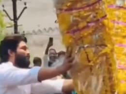 करीबी के प्रचार के लिए सड़क पर उतरे अल्लु अर्जुन तो देखने के लिए जुट गई लाखों की भीड़, राम चरण के लिए भी रास्ता बनाना हुआ मुश्किल करीबी के प्रचार के लिए सड़क पर उतरे अल्लु अर्जुन तो देखने के लिए जुट गई लाखों की भीड़, राम चरण के लिए भी रास्ता बनाना हुआ मुश्किल