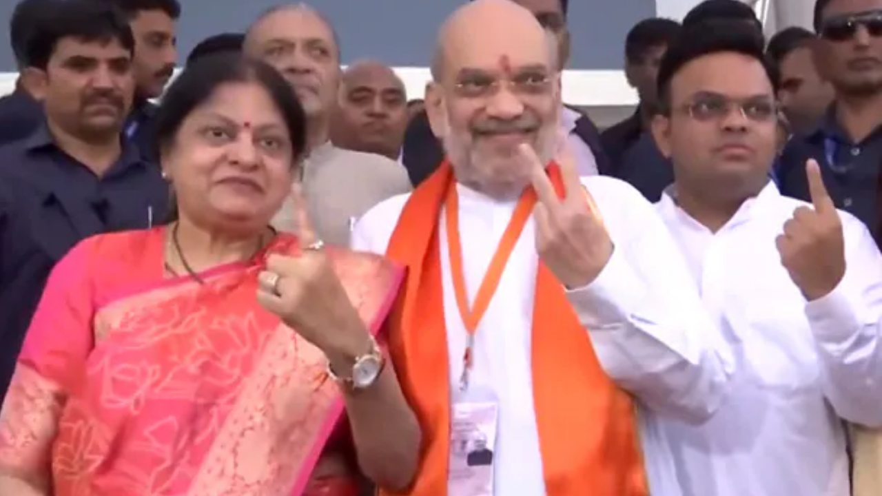 Lok Sabha Election 3rd Phase Voting: अमित शाह ने गांधीनगर में परिवार के साथ डाला वोट