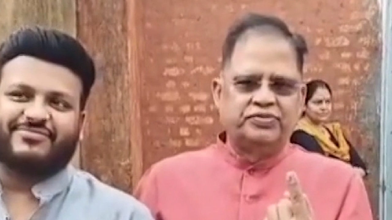 एमपी: तेज धूप में भी वोट डालने पोलिंग बूथ पर पहुंच रहे मतदाता