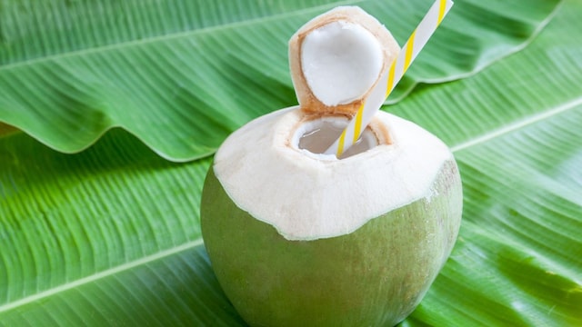 Coconut water's hydrating & antioxidant properties help keep the skin moisturised and glowing