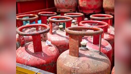 LPG New Price: इस तारीख से घट सकते हैं LPG सिलेंडर के दाम, ये बड़ी वजह आई सामने