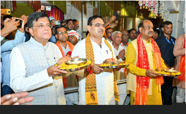 चुनाव परिणाम से पूर्व मेहंदीपुर बालाजी में मत्था टेकने पहुंचे राजस्थान CM, गोयल-बिरला भी रहे मौजूद