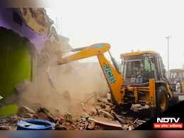 Bulldozer Justice: तहसीलदार के साथ किया विवाद तो घर पर चला बुलडोजर, लाखों का घर हुआ खाख Bulldozer Justice: तहसीलदार के साथ किया विवाद तो घर पर चला बुलडोजर, लाखों का घर हुआ खाख