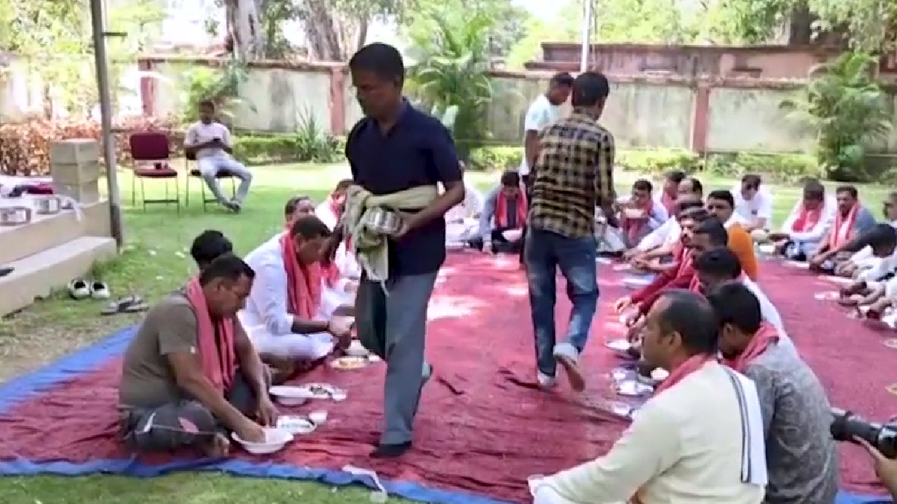 लोकसभा चुनाव के बीच बिलासपुर में कांग्रेस नेताओं ने मनाया बोरे बासी दिवस