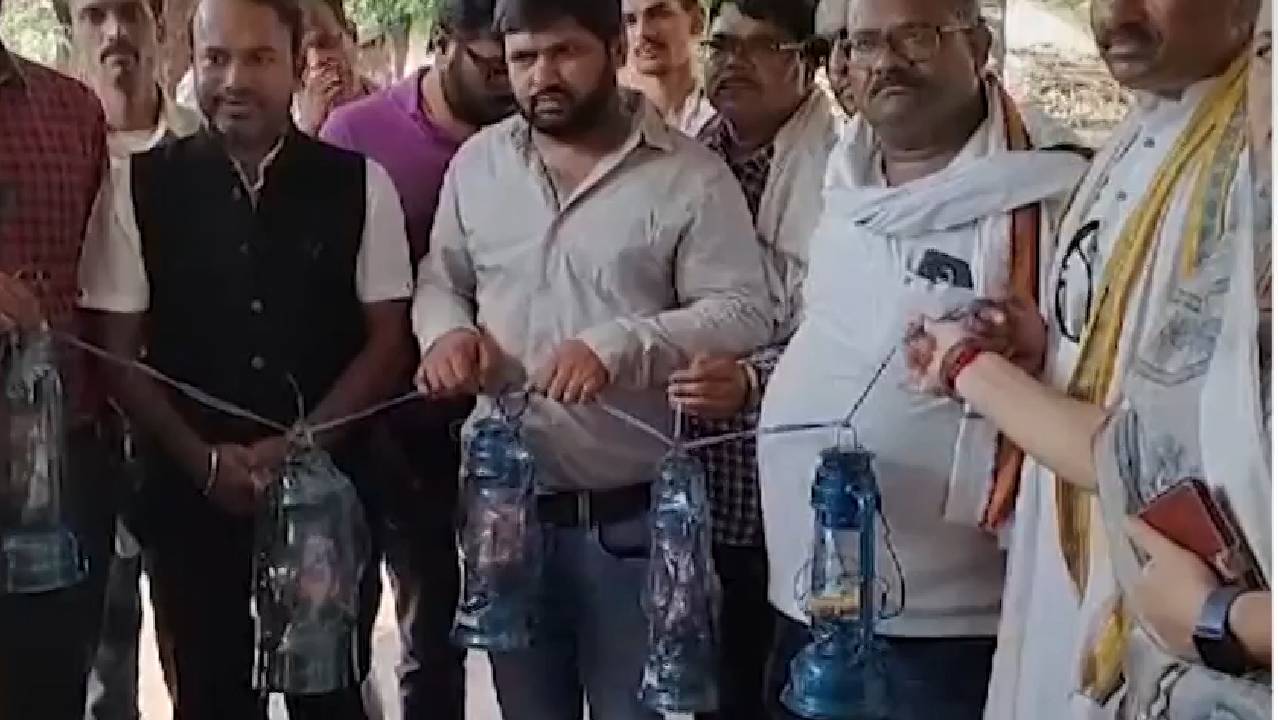 Power Cut in Katni: लालटेन लेकर सड़क पर क्यों उतरे कांग्रेस के कार्यकर्ता