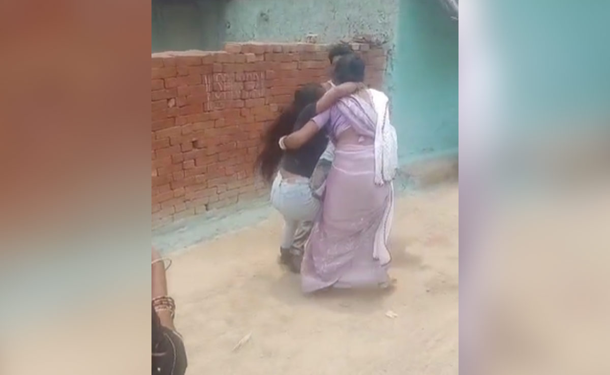 Madhya Pradesh: ऐसी सजा ! प्रेमी के घर भाग कर गई युवती को मां-बाप ने घसीटकर निकाला, फिर सरेआम ... 