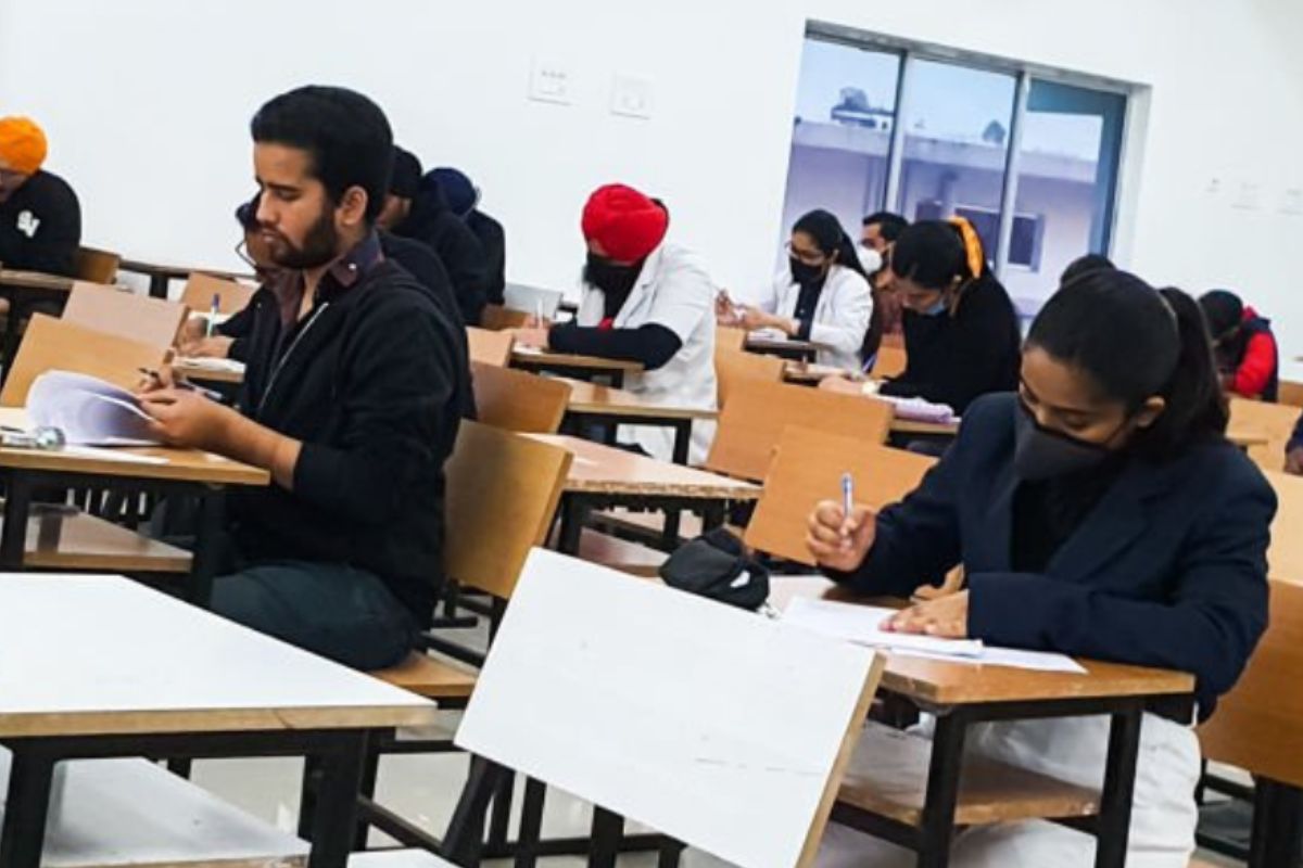 UP में असिस्टेंट प्रोफेसर बनने की आस में बैठे हजारों अभ्यर्थियों का भविष्य अटका, जानिए क्यों हुई परीक्षा रद्द