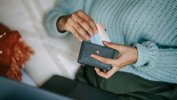Best Deals On Women's Wallets From Myntra