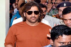 Cricketer MS Dhoni, Wife Sakshi Cast Votes In Ranchi | Lok Sabha Elections Phase 6 Cricketer MS Dhoni, Wife Sakshi Cast Votes In Ranchi | Lok Sabha Elections Phase 6