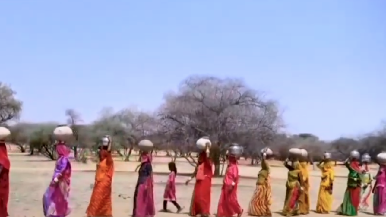 Water Crisis : Jaisalmer में जब बूंद-बूंद को तरसे लोग तो 32 साल से सूखे पड़े कुएं में आया पानी