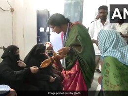 ओवैसी को टक्कर दे रहीं BJP की माधवी लता महिला वोटर का बुर्का हटवाकर घिरीं, जानिए पूरा विवाद ओवैसी को टक्कर दे रहीं BJP की माधवी लता महिला वोटर का बुर्का हटवाकर घिरीं, जानिए पूरा विवाद