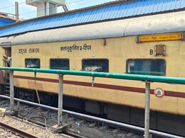 शालीमार से लोकमान्य तिलक जाने वाली ट्रेन में बड़ा हादसा, AC कोच पर गिरा खंभा शालीमार से लोकमान्य तिलक जाने वाली ट्रेन में बड़ा हादसा, AC कोच पर गिरा खंभा
