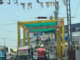 Heat Waves: आग उगलती गर्मी से बचने के लिए भोपाल के चौराहों पर लगाए गए टेंट Heat Waves: आग उगलती गर्मी से बचने के लिए भोपाल के चौराहों पर लगाए गए टेंट