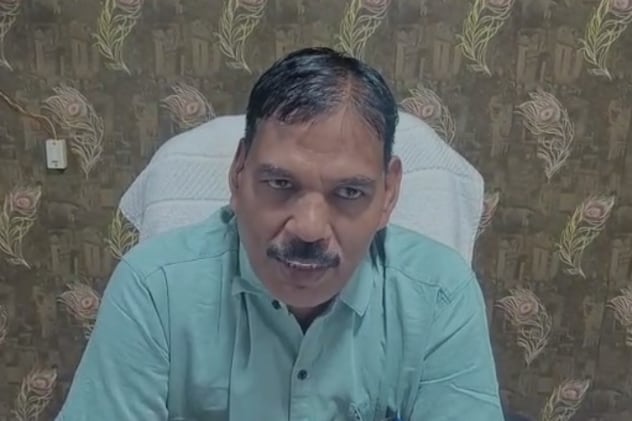 नगर पालिका मैहर के मुख्य नगर पालिका अधिकारी लालजी ताम्रकार जानकारी देते हुए.