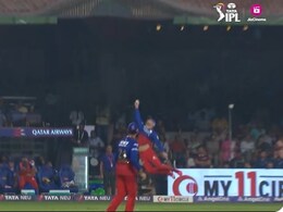 Video : चीते सी फुर्ती दिखाकर फाफ डु प्लेसिस ने लपका चौंकाने वाला कैच, देखकर कोहली भी नहीं कर पाए यकीन