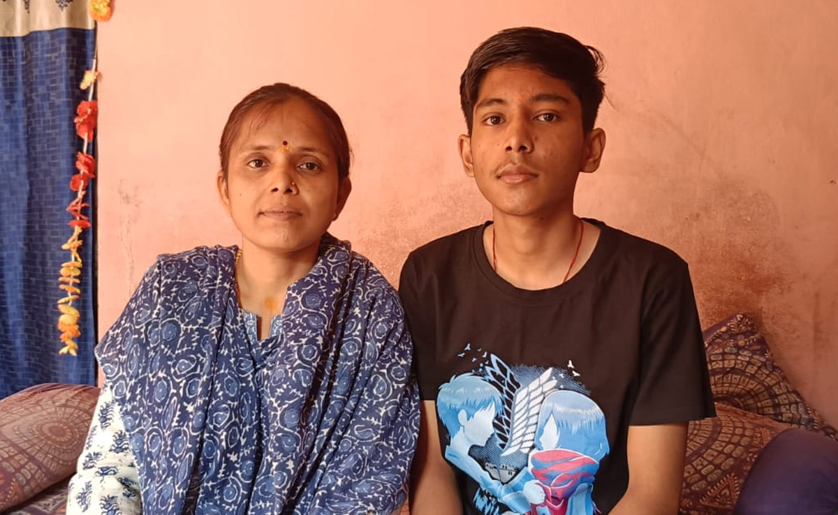 कोविड के दौरान पिता की हुई मौत, बेटे ने बिना कोचिंग पहले जेईई मेन्स क्लियर किया, अब संभाग में बना 12th टॉपर