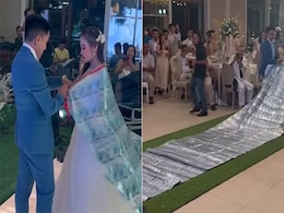 दूल्हे ने दुल्हन के आगे बिछा दी पैसों से बनी ड्रेस, वीडियो देख लोग बोले- दुल्हन की तो निकल पड़ी दूल्हे ने दुल्हन के आगे बिछा दी पैसों से बनी ड्रेस, वीडियो देख लोग बोले- दुल्हन की तो निकल पड़ी