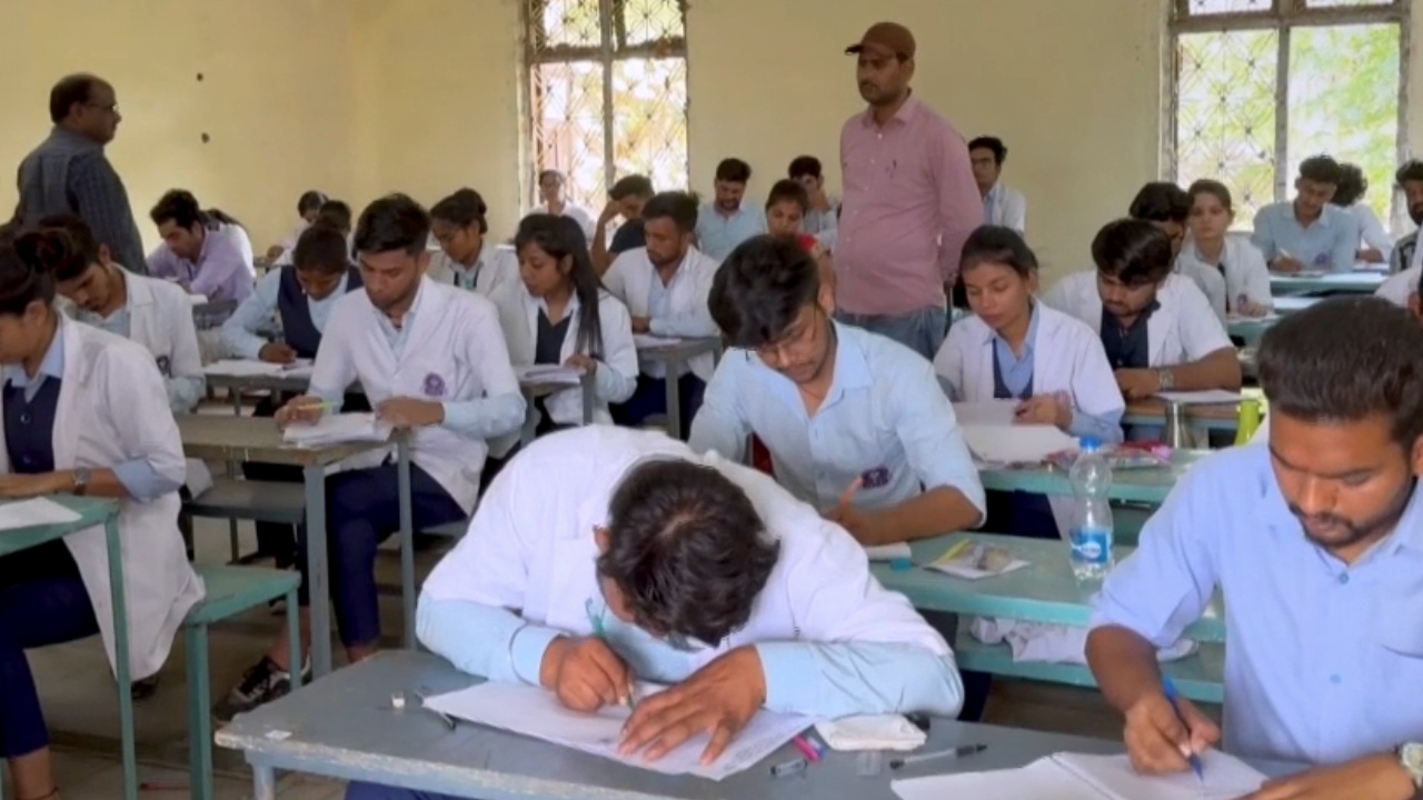 गुना में तीन साल बाद नर्सिंग छात्रों ने दी परीक्षा, NDTV का कहा शुक्रिया