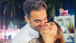 Arbaaz and Sshura Khan Romantic Video: अरबाज खान ने अपनी पत्नी शूरा के लिए गाया रोमांटिक गाना, वीडियो हुआ वायरल