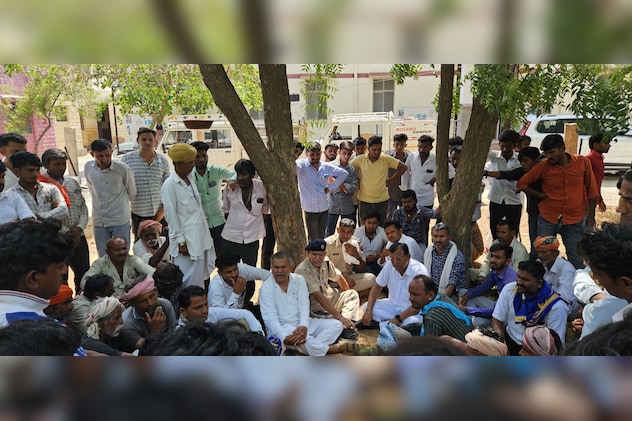 मोर्चरी में जुटी लोगों की भीड़. मोर्चरी में जुटी लोगों की भीड़.