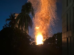मुंबई के बंगले में धधकती आग के बीच जोरदार ब्लास्ट; डरा देने वाला Video मुंबई के बंगले में धधकती आग के बीच जोरदार ब्लास्ट; डरा देने वाला Video