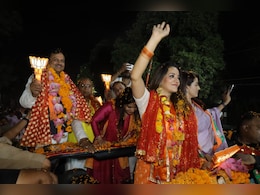 रमेश अवस्थी के चुनाव प्रचार में उतरीं अक्षरा सिंह और मोनालिसा, एक झलक देखने के लिए सड़कों पर उमड़ा जनसैला रमेश अवस्थी के चुनाव प्रचार में उतरीं अक्षरा सिंह और मोनालिसा, एक झलक देखने के लिए सड़कों पर उमड़ा जनसैला