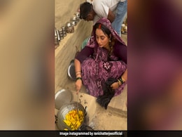 सिर पर पल्लू, हाथ में कड़छी, चू्ल्हे पर आलू की भुजिया बनाती दिखीं रानी, वीडियो पर फैन्स बोले- आप तरकारी भी बनाती हैं सिर पर पल्लू, हाथ में कड़छी, चू्ल्हे पर आलू की भुजिया बनाती दिखीं रानी, वीडियो पर फैन्स बोले- आप तरकारी भी बनाती हैं