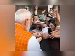 Video : पीएम मोदी वोट देकर आए बाहर तो भीड़ में खड़ी बुजुर्ग महिला ने बांधी राखी