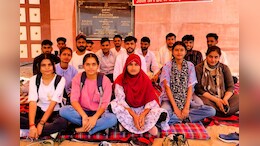 शेखावाटी यूनिवर्सिटी की शैक्षणिक भर्ती परीक्षा में धांधली का आरोप, धरने पर बैठे छात्र संगठन