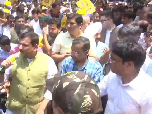 Arvind Kejriwal Along With Party Workers Holds Protest March Towards BJP Headquarters