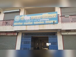 गुजरात के हॉस्पिटल में सफाई का करने वाला 10वीं फेल झोलाछाप डॉक्टर राजस्थान में 3 साल से चला रहा था अस्पताल, सीज गुजरात के हॉस्पिटल में सफाई का करने वाला 10वीं फेल झोलाछाप डॉक्टर राजस्थान में 3 साल से चला रहा था अस्पताल, सीज
