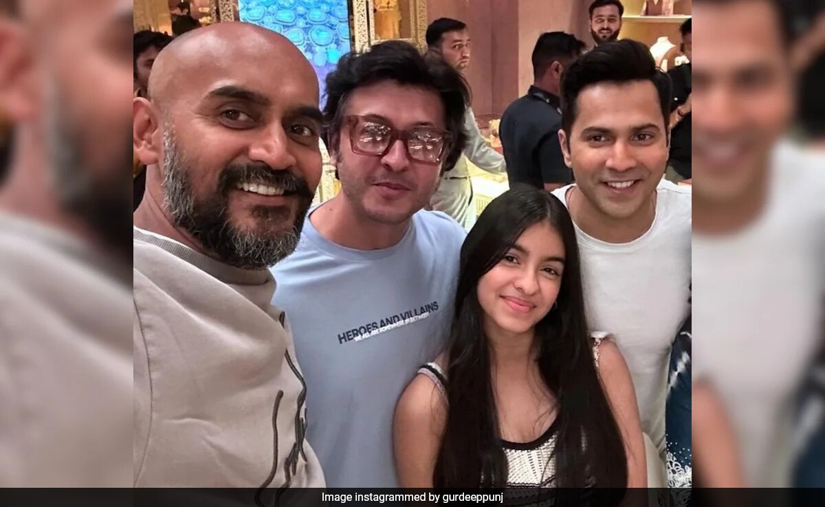 Viral Pics Of Varun Dhawan And Director Shashank Khaitan From The Sets Of <i>Sunny Sanskari Ki Tulsi Kumari</i>