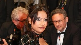 मोर से प्रेरित निमिषा सिंह के आउटफिट ने यूजर्स को किया इम्प्रेस, बनीं Cannes में चलने वालीं पहली भारतीय फैशन डिजाइनर&nbsp;