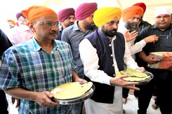 Kejriwal, Bhagwant Mann Offer Prayers At Golden Temple In Amritsar Kejriwal, Bhagwant Mann Offer Prayers At Golden Temple In Amritsar