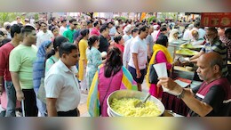 Indore: मतदान प्रतिशत बढ़ाने के लिए अनोखी पहल, वोट देने वालों को खिलाया जा रहा फ्री पोहा-जलेबी और आइसक्रीम